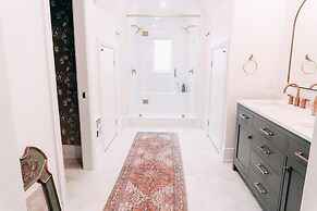 Charming Family House 3 Bdr with Balcony