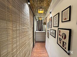 The Leisure Cave on the Ganges