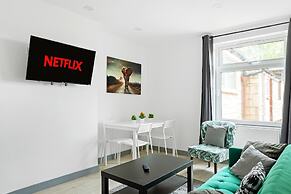 3br-sleeps8-parking-wifi-closestation