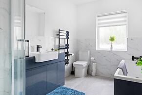 3br-sleeps8-parking-wifi-closestation