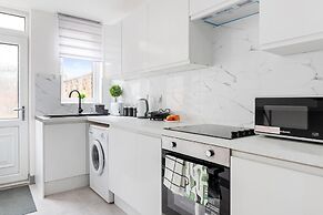 3br-sleeps8-parking-wifi-closestation