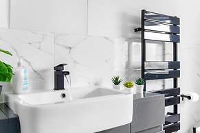 3br-sleeps8-parking-wifi-closestation