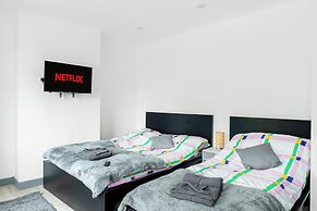 3br-sleeps8-parking-wifi-closestation