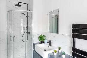 3br-sleeps8-parking-wifi-closestation