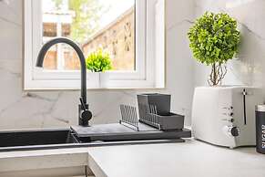 3br-sleeps8-parking-wifi-closestation