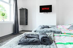 3br-sleeps8-parking-wifi-closestation