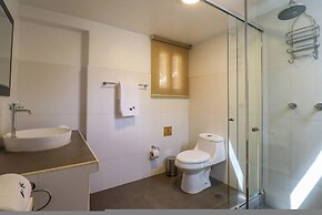 w Prestigious 3BR House in Villa Sagrado