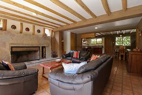 w Prestigious 3BR House in Villa Sagrado