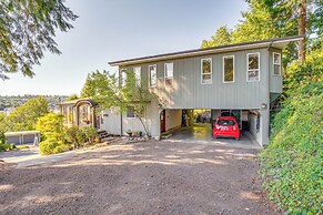 Gig Harbor Home: Large Deck, Outdoor Dining Area