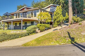 Gig Harbor Home: Large Deck, Outdoor Dining Area