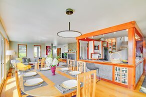 Gig Harbor Home: Large Deck, Outdoor Dining Area