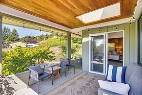 Gig Harbor Home: Large Deck, Outdoor Dining Area