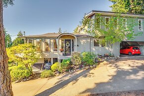 Gig Harbor Home: Large Deck, Outdoor Dining Area