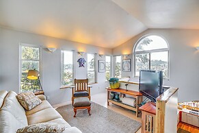 Gig Harbor Home: Large Deck, Outdoor Dining Area