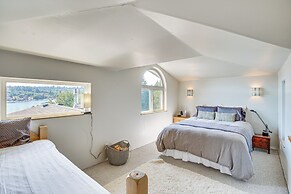 Gig Harbor Home: Large Deck, Outdoor Dining Area