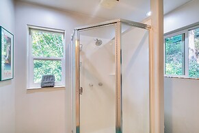 Gig Harbor Home: Large Deck, Outdoor Dining Area