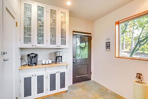 Gig Harbor Home: Large Deck, Outdoor Dining Area