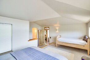 Gig Harbor Home: Large Deck, Outdoor Dining Area