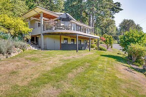 Gig Harbor Home: Large Deck, Outdoor Dining Area