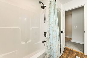 Duplex w/ Fire Pit ~ 1 Mi to MGM Springfield!