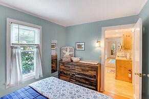 4 Mi to Skiing: Cottage w/ Fire Pit in Richmond!