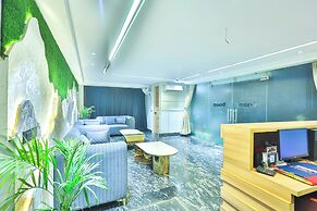 Orsom Stays Sassy Sector 53