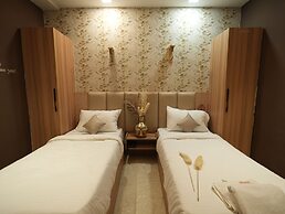 Orsom Stays Sassy Sector 53