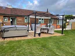 Barn Retreat/ Hottub/ Bbq/ Petsok/wi-fi