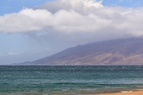 Steps to Beach: Kihei Studio w/ Scenic Lanai!