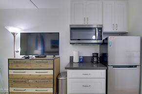 Steps to Beach: Kihei Studio w/ Scenic Lanai!