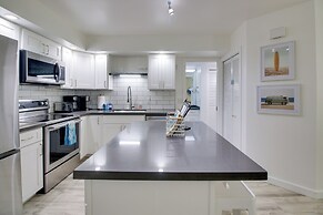 Kihei Condo w/ Pool Access & Lanai, Walk to Beach!