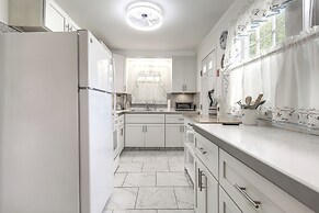 Cozy Cape Cod Cottage < 2 Mi to Beach!