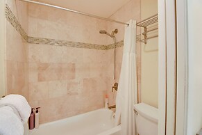 Steps to Shore: Kihei Beachgoer's Condo w/ Pool!