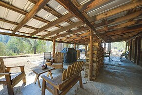 Rustic Cabin w/ Patio: 8 Mi to Kings Canyon Park