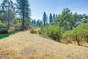 Rustic Cabin w/ Patio: 8 Mi to Kings Canyon Park