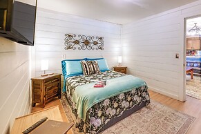 Rustic Cabin w/ Patio: 8 Mi to Kings Canyon Park