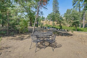 Rustic Cabin w/ Patio: 8 Mi to Kings Canyon Park