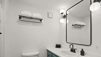 Champ's Landing 3 Bedroom Home by RedAwning