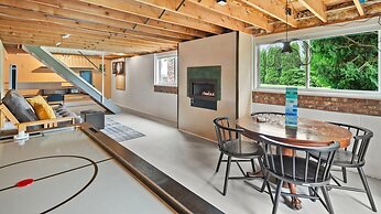 Champ's Landing 3 Bedroom Home by RedAwning