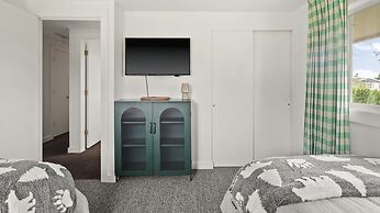 Champ's Landing 3 Bedroom Home by RedAwning