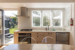 Tahatai Cottage with Spa Pool - Oneroa