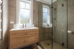 Tahatai Cottage with Spa Pool - Oneroa