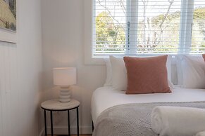 Tahatai Cottage with Spa Pool - Oneroa