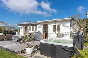 Tahatai Cottage with Spa Pool - Oneroa