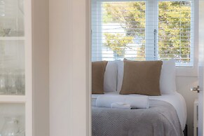 Tahatai Cottage with Spa Pool - Oneroa