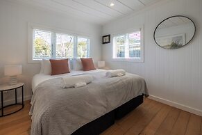 Tahatai Cottage with Spa Pool - Oneroa