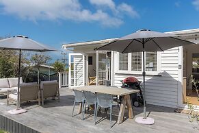 Tahatai Cottage with Spa Pool - Oneroa