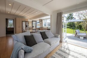 Tahatai Cottage with Spa Pool - Oneroa