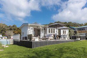 Tahatai Cottage with Spa Pool - Oneroa