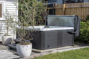 Tahatai Cottage with Spa Pool - Oneroa